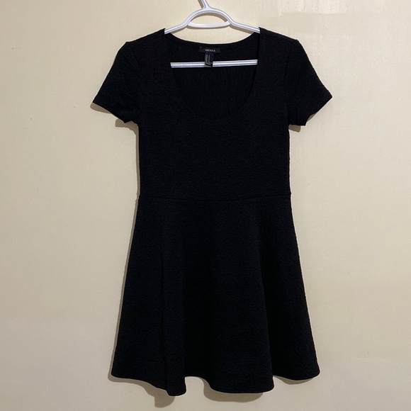 Forever 21 Black Short Sleeve Skater Dress Scoop Neck Mini Dress Size M - Picture 2 of 11